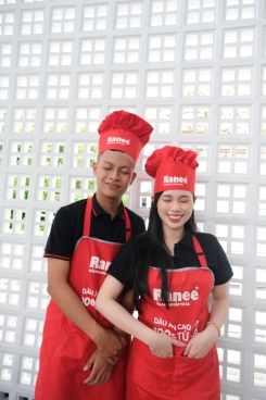 Đồng phục cà phê màu đỏ